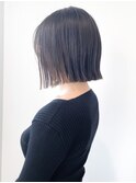 ぱつっとイヤリングベージュミニボブ