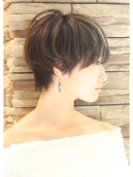 レウナ 外苑前(Reuna) 【30代40代50代】トップふんわり耳かけ小顔ショート
