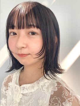 エン(YENN) 顔まわりを切り込んだミディアムスタイル