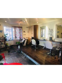 オーナーが1人で経営するマンツーマンサロン。初めての方でも緊張せずに過ごせる雰囲気が魅力。