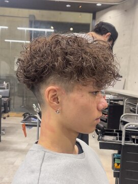 イーラ(era) スペインカール 刈り上げ眉カットツイストスパイラルパーマ