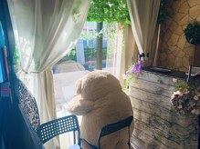 プティ ボワ(Petit bois)の雰囲気(街の安全を監視しているプティの後ろ姿)