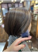 ハイライト × ブルーイヤリング × ショートボブ