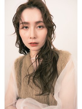 ルシードスタイルアンディアーモ(LUCIDO STYLE andiamo) ヘーゼルグレージュレイヤーパーマロング