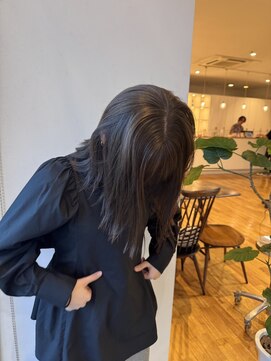 ウニュ(unu.) 暗めのグレージュ、透明感カラー、結べる長さ、髪質改善