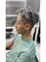 ヘアデザイン ゴドバン(Hair Design Gdobant)&nbsp;ホワイトメッシュ、スキンフェード、ツイストスパイラルパーマ