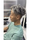 ホワイトメッシュ、スキンフェード、ツイストスパイラルパーマ