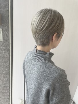 コレロ ヘアー(KORERO hair) ホワイトベージュ×ショート