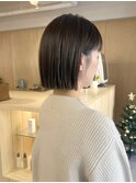 オリーブベージュと切りっぱなしボブ