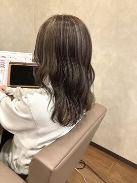 ラ ブリエ 成田公津の杜(La briller) くびれミディ40代50代グレイカラー白髪ぼかしハイライト