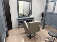 リミー(re:me)の雰囲気（こちらがセット面はゆったり座れる椅子にぬってます。）