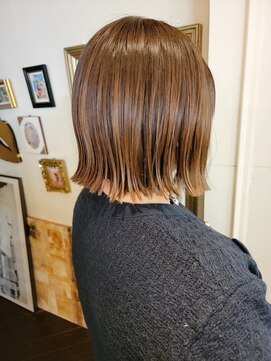 スマイロンナイロン ヘアー(smile on nylon hair) 切りっぱなしボブにベージュ