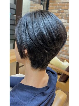 ヴィサージュクルー(VISAGE crew) ピタッと首に沿うタイトな襟足!