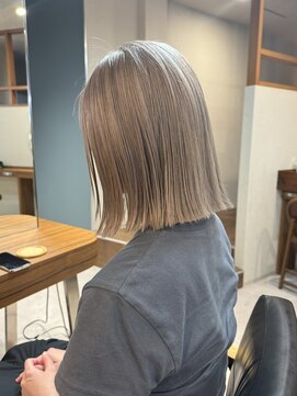 エイトデイズ 三宮駅前店(EIGHT days) Whitebeige