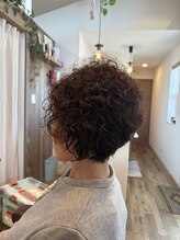 エニシ(Enishi)&nbsp;癖毛を生かしたカーリースタイル