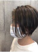 ショートボブ　ベージュ　ハイライト