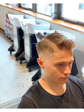 リバレッジ 広尾(Leverage) 大人の七三分けスキンフェードスタイル