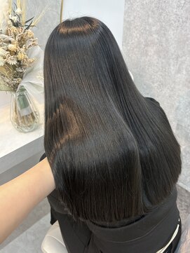 ラビス(Lovis) 黒髪カタログ/ボブルフ/ネビージュ/小顔に見せるヘア／ワンレン