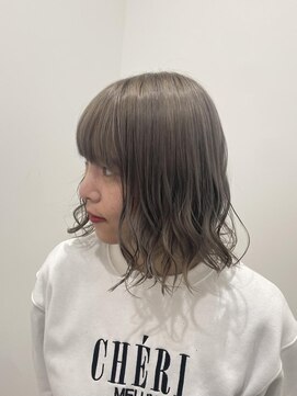 ヒュー(HUE) ミディアム/アッシュブロンド