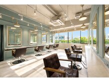 アースオーセンティック 所沢店(EARTH Authentic)の雰囲気(明るい店内で大きな窓からの景色も◎ティファニーブルーが自慢)