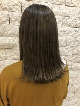 ラヴリア カミツ(LOVERIA KAMITSU) ダブルカラー 外ハネスタイル