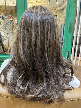 アンフィ 神奈川新町(Anphi) 赤み消しグレージュ☆白髪ぼかしハイライト