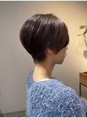 センターパートショートボブ  ハンサムショート　くすみベージュ