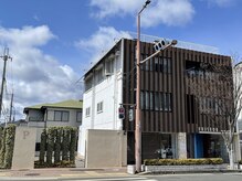 フリーゼアコマキ(FRISEUR)の雰囲気（建石筋に面しています。駐車場は南側にあります。）