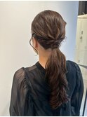 ココアベージュツイストが映える華やかローポニー