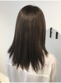 艶感ミディアムストレート×赤味抹消グレージュカラー