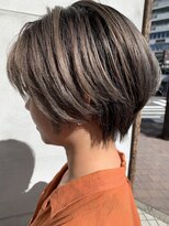 ウム(UMM)&nbsp;バレイヤージュアッシュカラーツヤ感ハンサム前下がりショート