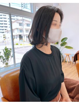 コムヘアー(COM HAIR) 外ハネミディアム。ダークベージュ。