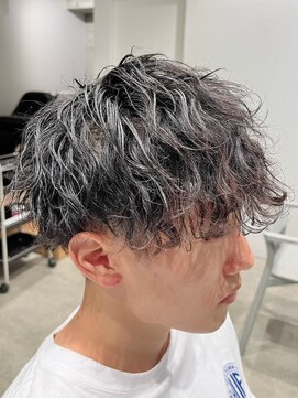 ライラ(Lyla) guest Style 緩め波巻パーマ　刈り上げマッシュ