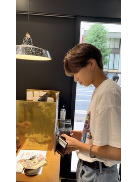 ミリ(milli Produce by ITAKURA) センターパート毛流れニュアンスパーマ