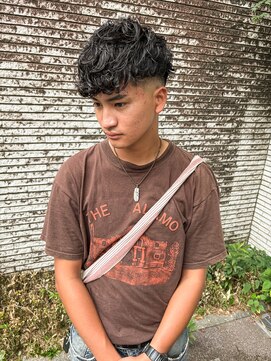 イントロバイフィーネ 渋谷(INTRO . by Fi-Ne) バーバースペインカールスキンフェード/渋谷