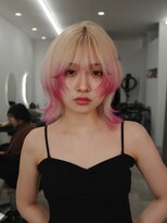 シラフ(SHIRAF)&nbsp;ウルフカット/ブロンド/裾カラー/ペールピンク/レイヤーカット