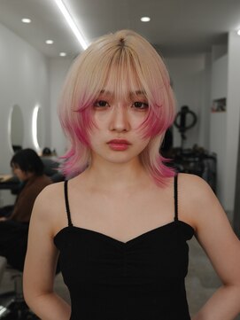 シラフ(SHIRAF) ウルフカット/ブロンド/裾カラー/ペールピンク/レイヤーカット