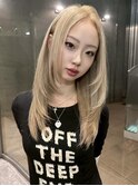 レイヤー×ブロンドでファッションに馴染むヘア