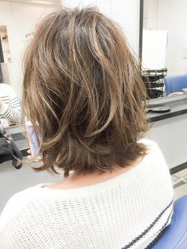 ページボーイ美容室 [お客様スタイル]ラフに仕上げるハイライトミディ