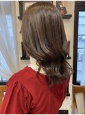 ツヤ感のあるココアベージュ