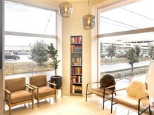 アース コアフュールボーテ 東松山店(EARTH coiffure beaute)の雰囲気（受付から特別体験が始まる。心躍るサロン時間を。）