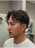 大人の抜け感を演出する、今トレンドのフェザーパーマ