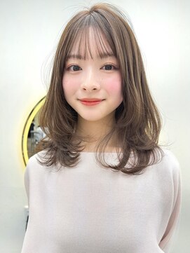 ミディアムレイヤー　ニュアンスカラー　ツヤ髪スタイル