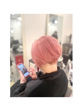 ミザルー(Misirlou) 刈り上げショート × 淡色ピンク