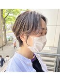 「脱白髪染め」ショートヘアとハイライト