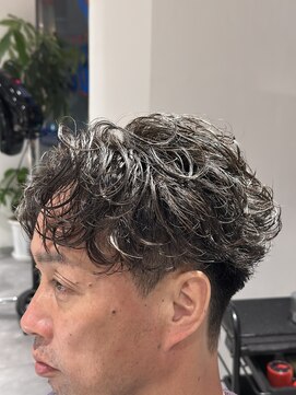 オーシャントーキョー 神戸(OCEAN TOKYO KOBE) スパイラルパーマ刈り上げセンターパート