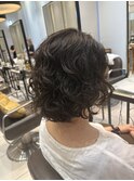 カーリーな質感がかわいいパーマスタイル