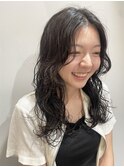 小顔ふんわり黒髪ウェーブパーマ顔周りセンターパートネビージュ
