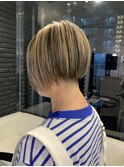 個性的なヘアスタイルの抜きっぱなし細めハイライト！