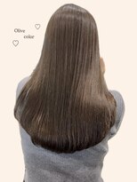 透明感たっぷりなオリーブベージュカラー